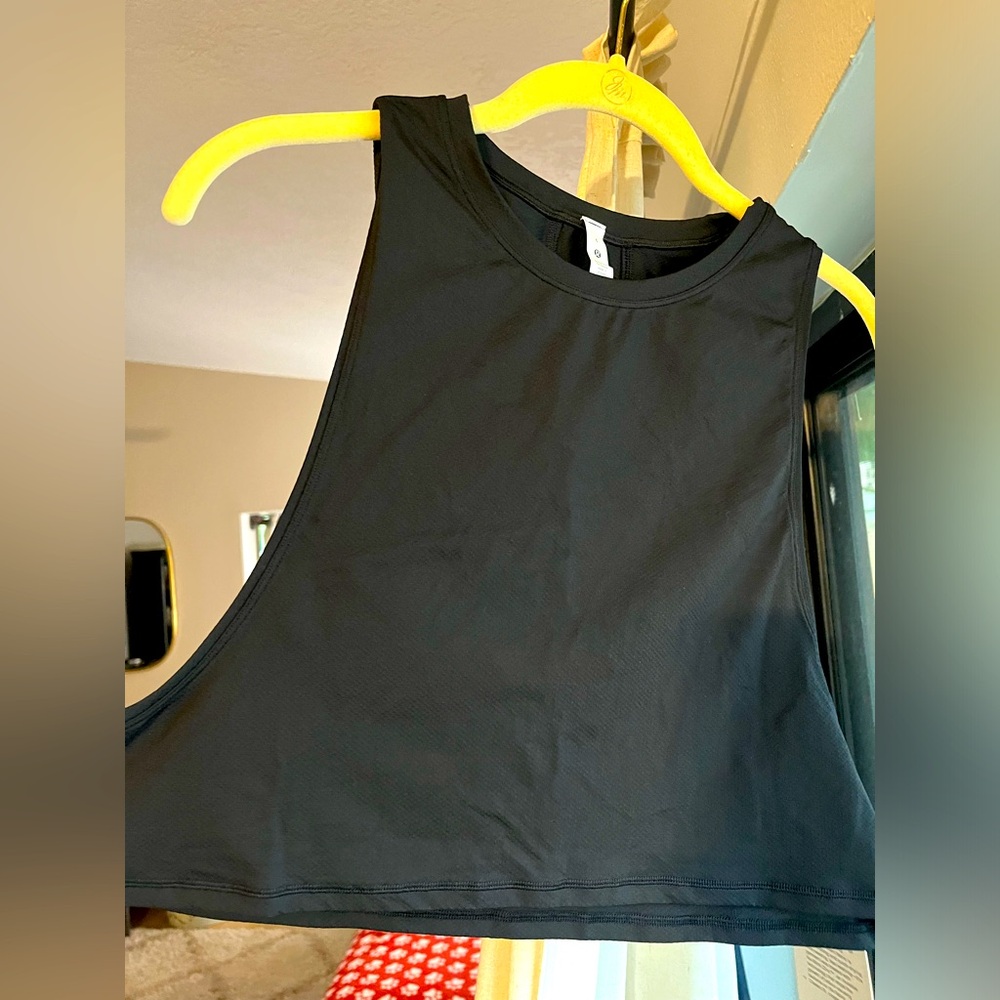 Lululemon black muscle crop tank size 6
